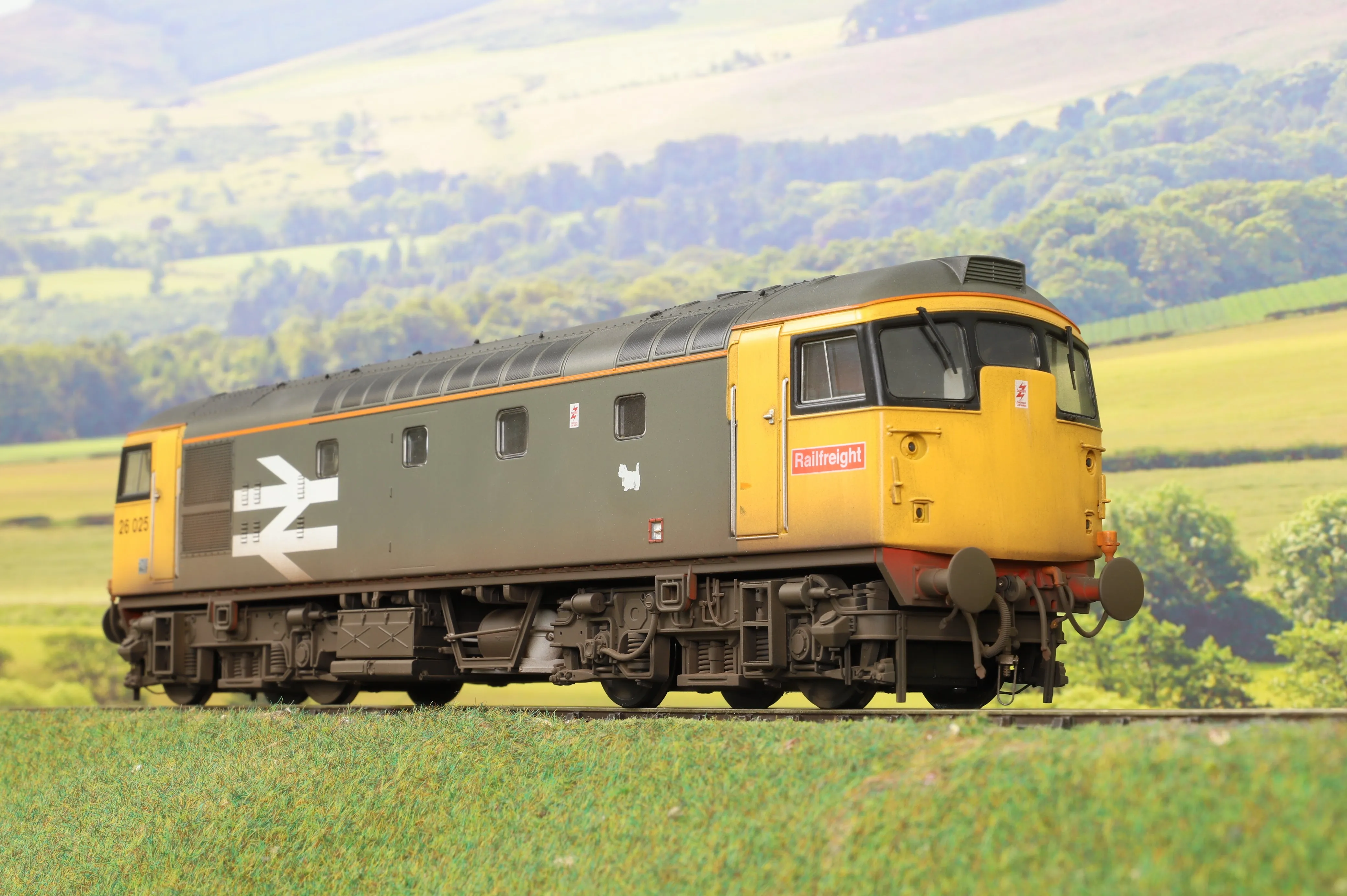 Heljan O Gauge 2683 Class 26/1 Railfreight Red Stripe '26025' - Weathered